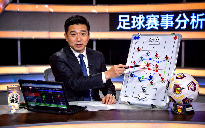 足球专家在演播室进行赛事深度分析与前瞻解读